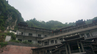 山间错落的古朴建筑群
