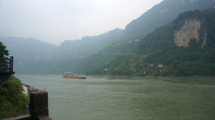 江上青山绿水美景