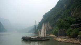 江上帆船伴青山美景