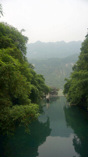 青山绿水间的静谧河道