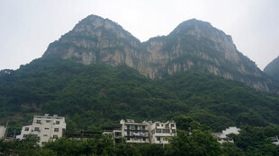 山间别墅隐于葱郁山峦间