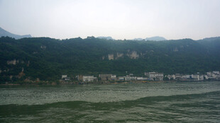 江边青山绿水景致