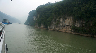 乘船赏两岸青山绿水风光