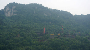 山林间的神秘红色建筑