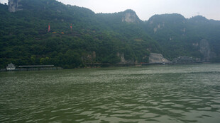 青山绿水间的宁静江面