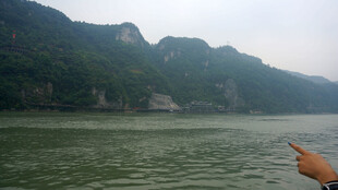 手指向山水景色