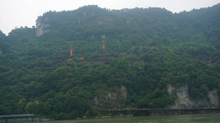 青山葱郁的秀丽河岸风光