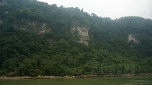 青山绿水间的自然美景