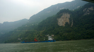 江上青山间的船只风景