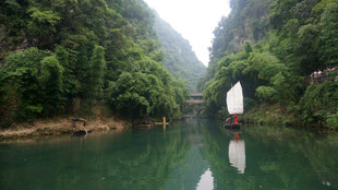 青山绿水间的孤舟美景