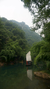 青山绿水间的静谧小屋