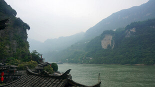 江边古建筑与山水景致