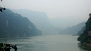 雾中江景 两岸青山相对