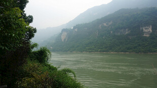青山绿水间的蜿蜒河流