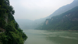 山水相依的壮阔江景