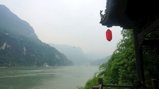 江边山景 红灯点缀