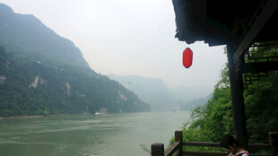 江边亭阁赏山水美景