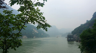 山水相依的秀丽江景