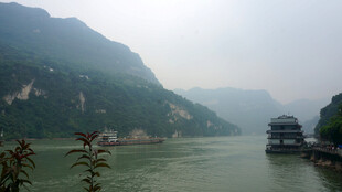 江上船只与青山美景