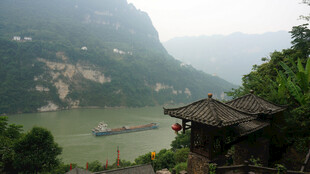 江边古亭伴青山绿水