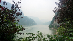 山间江畔美景