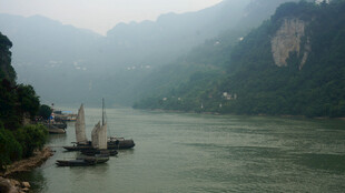 江上船只与两岸青山美景