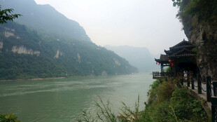 江边古建 山水相依美景