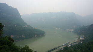山水相依的壮丽江景