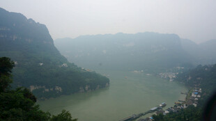 山水云雾间的秀丽江景