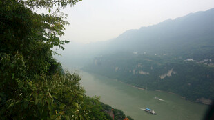 山间江景 船只悠然穿行
