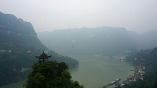 山间江景与亭阁远眺