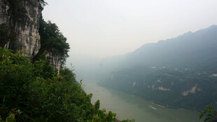 山间江畔美景