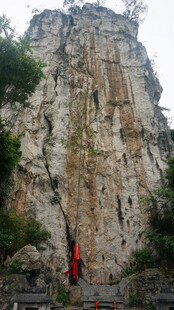陡峭岩壁上的攀岩者