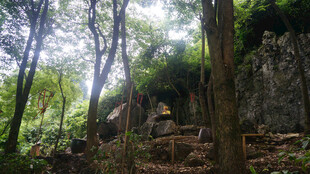 山林间的自然岩石景观