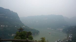 雾中江景 山峦与江水相映