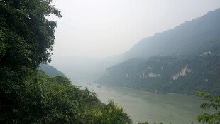 江边青山绿水美景