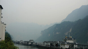 江边山城风光