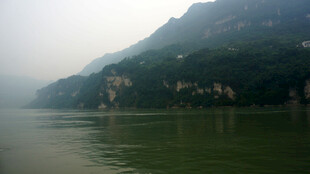山水相依的静谧江景