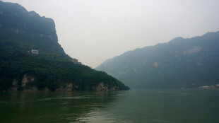 山水相依的静谧江景