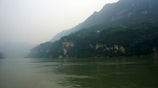 雾中江畔山水景