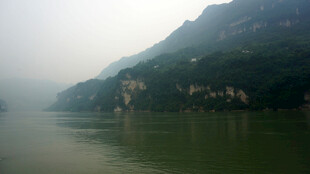 山水相依的静谧江景