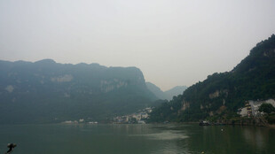山水相依的静谧江景