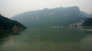 山水相依的秀丽湖景