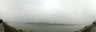 雾霭中的湖泊景象