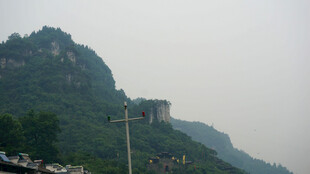 山峦上的古老建筑