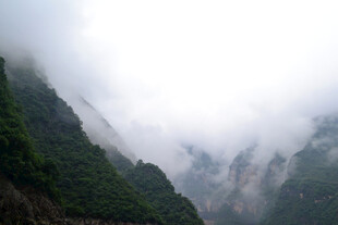 云雾缭绕的壮美山峦
