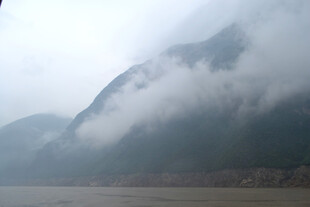 云雾缭绕的山间美景