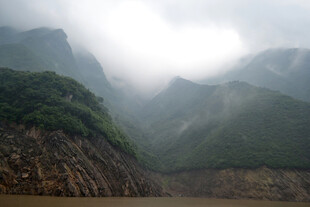 云雾缭绕的壮丽山景