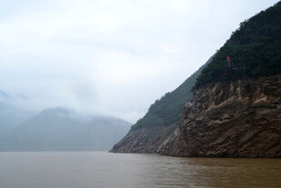 壮丽江边山景