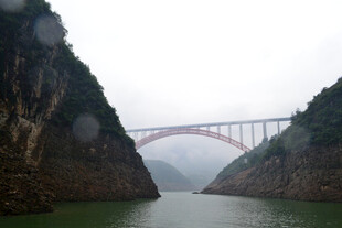 峡谷间的壮丽桥梁景观